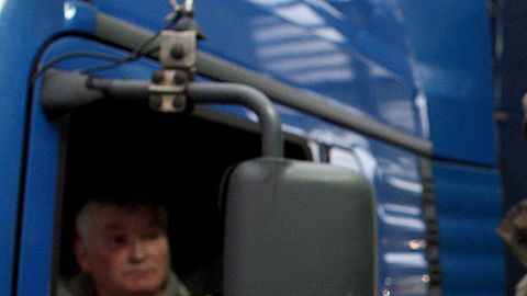 Policías de Polonia y Alemania chequean un carro en cruce de la frontera polaca a Frankfurt (Oder), Alemania, el 13 de diciembre de 2007. Cuando entre en vigor el acuerdo de Schengen el 21 de diciembre de 2007, serán retirados del servicio estos puestos de control fronterizo.