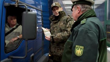 Policías de Polonia y Alemania chequean un carro en cruce de la frontera polaca a Frankfurt (Oder), Alemania, el 13 de diciembre de 2007. Cuando entre en vigor el acuerdo de Schengen el 21 de diciembre de 2007, serán retirados del servicio estos puestos de control fronterizo.