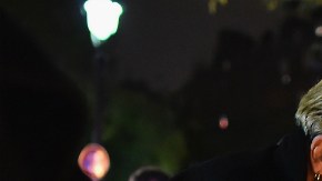 Los miembros de u2 se acercaron a los alrededores de la sala Bataclán para mostrar su respeto a las víctimas.