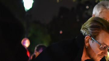 Los miembros de u2 se acercaron a los alrededores de la sala Bataclán para mostrar su respeto a las víctimas.