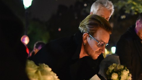 Los miembros de u2 se acercaron a los alrededores de la sala Bataclán para mostrar su respeto a las víctimas.