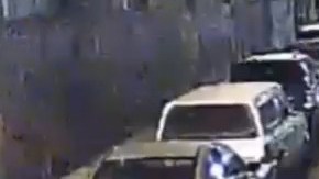 El video muestra a dos policías propinando una  paliza a un hombre  indefenso.