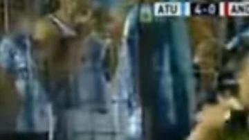 El momento de la expulsión a un lado de la banca.