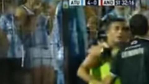 El momento de la expulsión a un lado de la banca.
