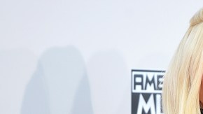 Gwen Stefani usualmente destaca por su único pero halagador estilo pero esta noche fue la excepción con este raro traje.