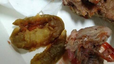 Presunta imagen de la hamburguesa con restos de rata. Foto @rex_mp