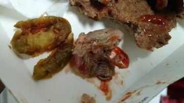 Presunta imagen de la hamburguesa con restos de rata. Foto @rex_mp