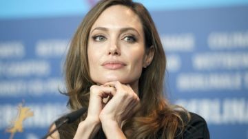 Jolie portó un vestido negro sin estampados que dejaba en evidencia sus piernas y brazos.
