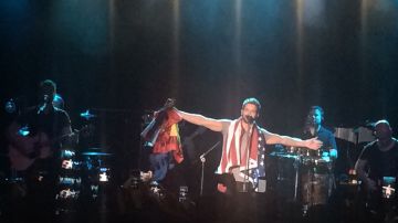 Pablo Alborán cerró el concierto recogiendo dos banderas de EEUU y España.