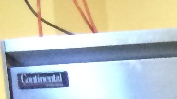 Ancianos esperan su turno para recibir alimentos.