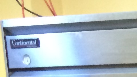 Ancianos esperan su turno para recibir alimentos.