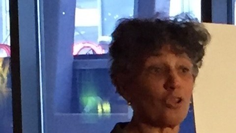 La comisionada del Departamento de Salud, la doctora Mary Bassett, anunció la medida durante una rueda de prensa en el restaurante Applebee's de Times Square.