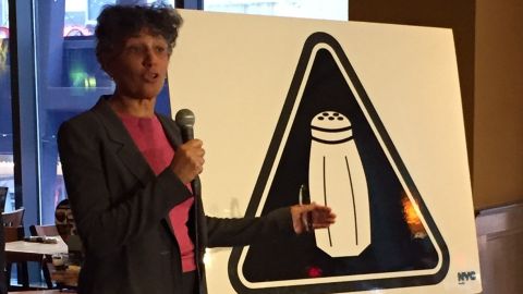 La comisionada del Departamento de Salud, la doctora Mary Bassett, anunció la medida durante una rueda de prensa en el restaurante Applebee's de Times Square.