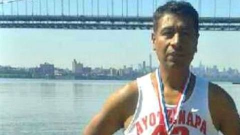 El padre de uno de los normalistas participó en el Maratón de Nueva York para apoyar la causa.