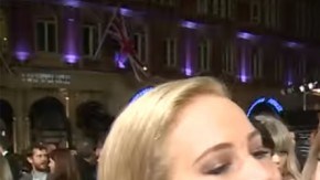 “¡Oh por Dios! Nos hemos besado frente a la cámara y me gustó”, dijo Jennifer entre risas.