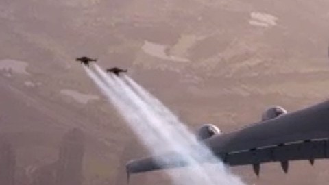 Los dos  pilotos vuelan junto al avión Airbus 380 sobre Dubai.