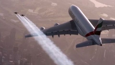 Los dos  pilotos vuelan junto al avión Airbus 380 sobre Dubai.