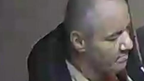 La policía busca a este hombre identificado como José Aguilar, quien tumbó a otro hombre de su silla de ruedas para robarle.