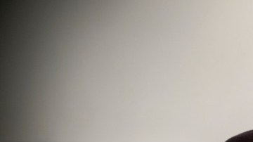 El fotógrafo venezolano Juan Toro posa para un retrato con su imagen de un paquete de harina en una galería de arte en Caracas, Venezuela en una fotografía del 12 de noviembre de 2015. La fotografía forma parte de la exposición "Desaparecidos" sobre productos básicos que enfrentan escasez en Venezuela. Toro trató de preservarlos en la memoria colectiva con su muestra. (Foto AP/Fernando Llano)