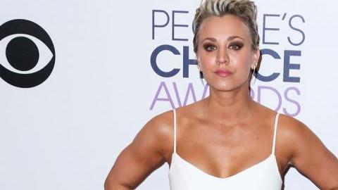 Kaley se puso en manos de un tatuador para que cubriera su "error" con otro diseño.