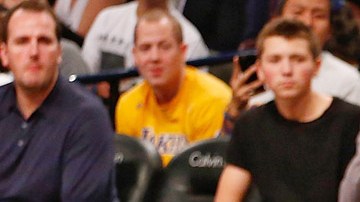 Kobe Bryant lucha por el balón con Thomas Robinson.