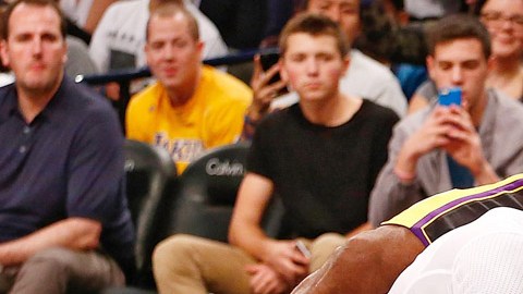 Kobe Bryant lucha por el balón con Thomas Robinson.