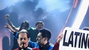 Los integrantes de Maná y Los Tigres del Norte unieron sus voces y activismo en el escenario de los Latin Grammy 2015.