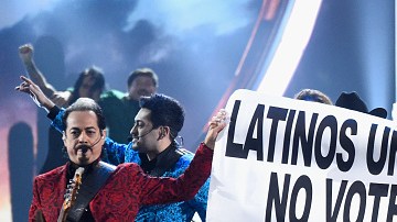 Los integrantes de Maná y Los Tigres del Norte unieron sus voces y activismo en el escenario de los Latin Grammy 2015.