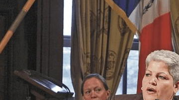 La Concejal María del Carmen Arroyo, quien representa a El Bronx, anunció en un comunicado que renuncia a su puesto por motivos familiares.