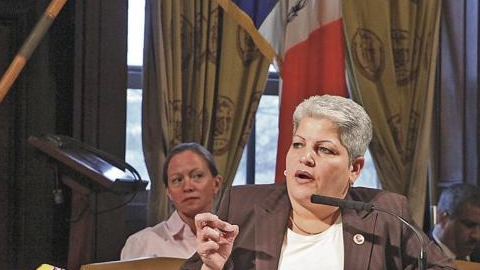 La Concejal María del Carmen Arroyo, quien representa a El Bronx, anunció en un comunicado que renuncia a su puesto por motivos familiares.