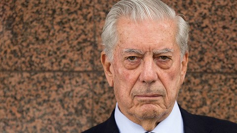 Mario Vargas Llosa está iniciando una nueva etapa en su vida al pedirle el divorcio a su todavía esposa y seguir con Isabel Preysler.