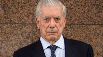Mario Vargas Llosa está iniciando una nueva etapa en su vida al pedirle el divorcio a su todavía esposa y seguir con Isabel Preysler.