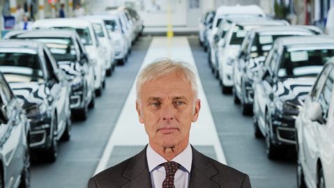 JST905 WOLFSBURGO (ALEMANIA) 04/11/2015.- Fotografía facilitada por Volkswagen hoy, 4 de noviembre de 2015, que muestra al presidente de la junta directiva de Volkswagen, Matthias Müller, en Wolfsburgo (Alemania) el pasado 21 de octubre de 2015. La acción del fabricante de automóviles Volkswagen (VW) cayó hoy un 8 % en la apertura de la Bolsa de Fráncfort después de que se conocieran nuevas irregularidades en los motores de algunos de sus modelos que pueden significar costos millonarios para la compañía. La propia compañía admitió ayer que, además de los problemas ya conocidos, se han detectado también "irregularidades" en la certificación de emisiones de CO2, que afectan a alrededor de 800.000 vehículos del grupo. EFE/Julian Stratenschulte