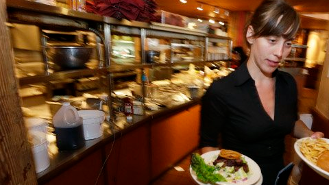 Un proyecto de ley del Concejo de la Ciudad permitiría que los empleados de restaurantes con hijos o adultos mayores bajo su cuidado, tengan prioridad en escoger sus horarios.