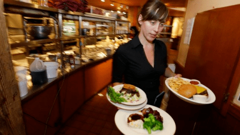 Un proyecto de ley del Concejo de la Ciudad permitiría que los empleados de restaurantes con hijos o adultos mayores bajo su cuidado, tengan prioridad en escoger sus horarios.