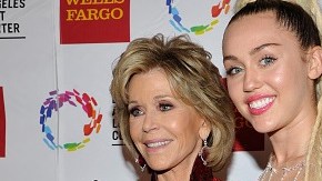 La actriz Jane Fonda y la cantante Miley Cyrus fueron las protagonistas de los premios entregados por Los Angeles LGBT Center.