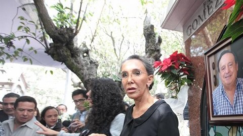 Florinda Meza organizó una misa para recordar el primer aniversario de la muerte de su esposo, el comediante Roberto Gómez Bolaños "Chespirito".