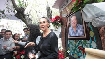 Florinda Meza organizó una misa para recordar el primer aniversario de la muerte de su esposo, el comediante Roberto Gómez Bolaños "Chespirito".