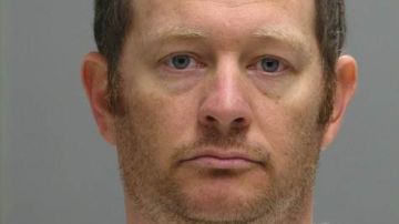 Lee Robert Moore, de 37 años, es acusado de mandar mensajes inapropiados a una menor de 14 años.