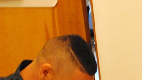 La Miss Universo colombiana Paulina Vega haciéndose la prueba del VIH en la organización Latino Commission on AIDS.