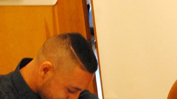 La Miss Universo colombiana Paulina Vega haciéndose la prueba del VIH en la organización Latino Commission on AIDS.