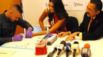 La Miss Universo colombiana Paulina Vega haciéndose la prueba del VIH en la organización Latino Commission on AIDS.
