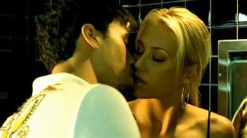 Enrique Iglesias y la tenista Anna Kournikova en "Escape".