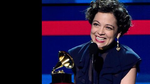 Es el cuarto galardón de la noche para la mexicana.