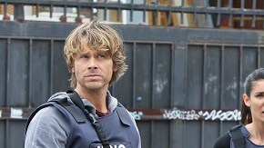 El elenco de "NCIS: Los Angeles" tratando de resolver uno de sus numerosos casos.
