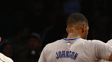 Joe Johnson (7) y Jarrett Jack (2) celebran la victoria ante Atlanta en el Barclays Center.