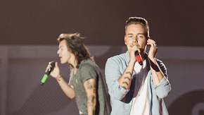 La banda británica One Direction asegura que los caros teléfonos móviles suelen volar en su escenario.