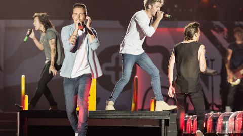 La banda británica One Direction asegura que los caros teléfonos móviles suelen volar en su escenario.