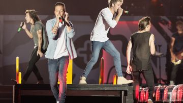 La banda británica One Direction asegura que los caros teléfonos móviles suelen volar en su escenario.