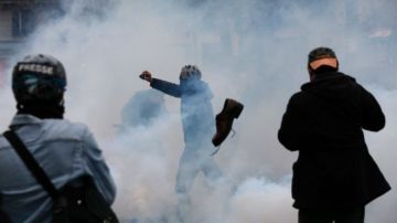 La policía de París hizo frente a algunos manifestantes con gas lacrimógeno.